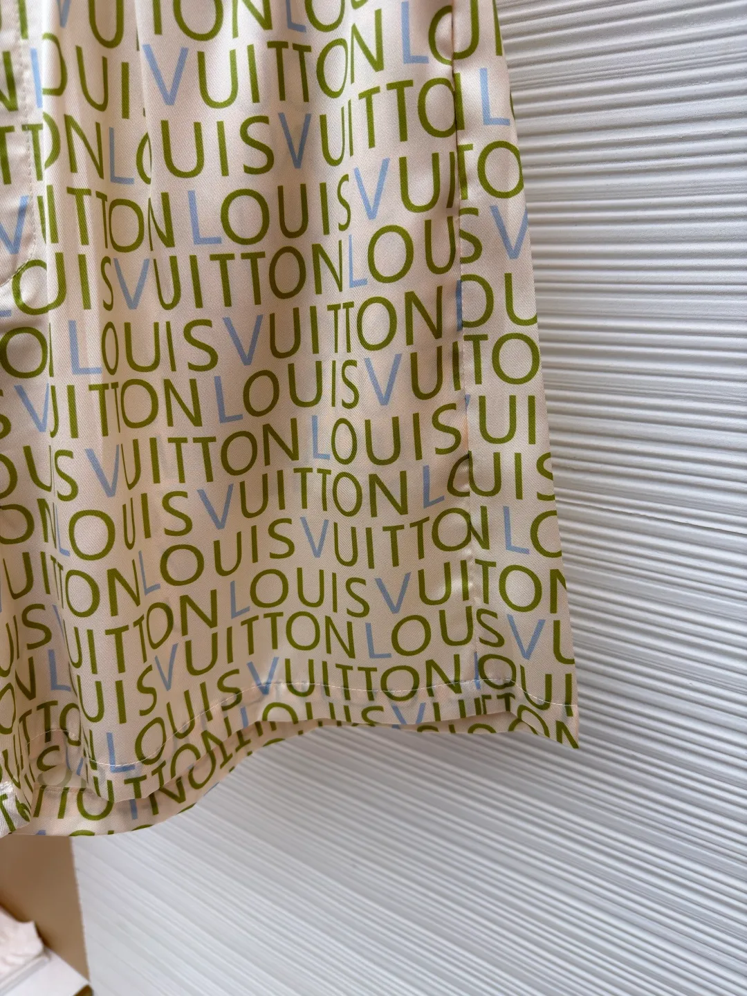LOUIS VUITTON full-print letter shorts ●Item number: 1682540-A60 ●Fabric: cotton fabric ●Technology: printing production ●Color: apricot ●Version: fitted version ●Weight: about 165 grams ●Size: 45-48-50-52 ●Description: Made of high-thread-count pure cotton poplin fabric. The fabric is treated with pre-washing water and feels smooth and breathable. It has good drape and stiffness, and is not easy to wrinkle and deform. The brand letter pattern printed all over the body of the garment is produced using digital direct printing technology. The color reproduction is high and the pattern is delicate. It is not easy to fade and smudge after high-temperature fixation treatment. The letters are neatly arranged to highlight the brand recognition. The shirt is designed with a Cuban collar, the neckline is smooth and natural, and the buttons at the placket are made of custom mother-of-pearl buttons, which have a warm and shiny texture. The overall cut is a loose silhouette, the shoulder joints are flat-stitched, the stitching is straight and fine, the cuffs are short-sleeved cuffs, and the details are exquisite. The customized accessories and three labels are complete, making it easily suitable for casual vacations and daily outings. The overall wiring is straight and delicate, the fabric is comfortable and soft, and the color is consistent without color difference. It can be matched with the same style to create a fashionable look and control various occasions. Customized accessories, complete with three standards, same style for men and women!